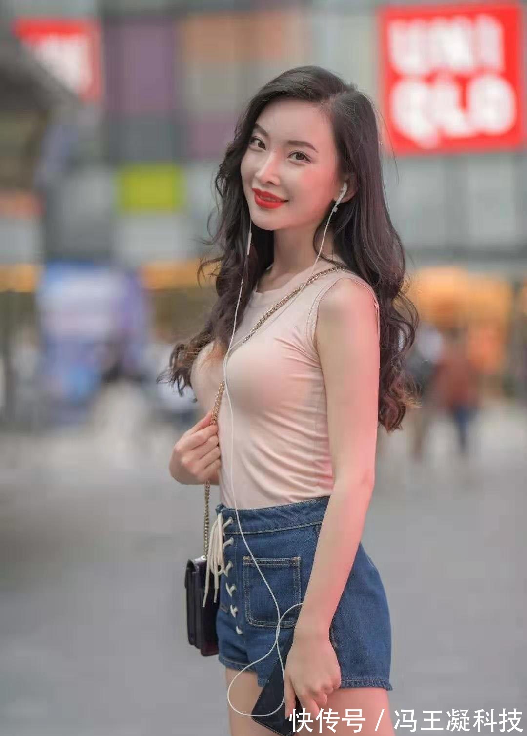 无袖 浅粉色无袖T恤搭配高腰牛仔短裤,初秋也要做个气质温柔的小女人