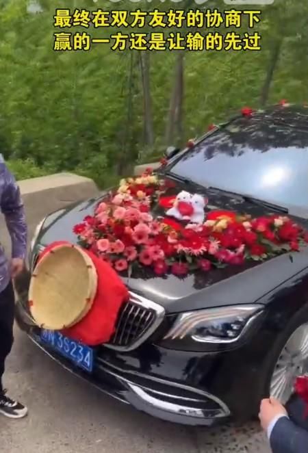 两辆婚车在桥上相遇进退两难，两家人的做法搞笑而不失面子