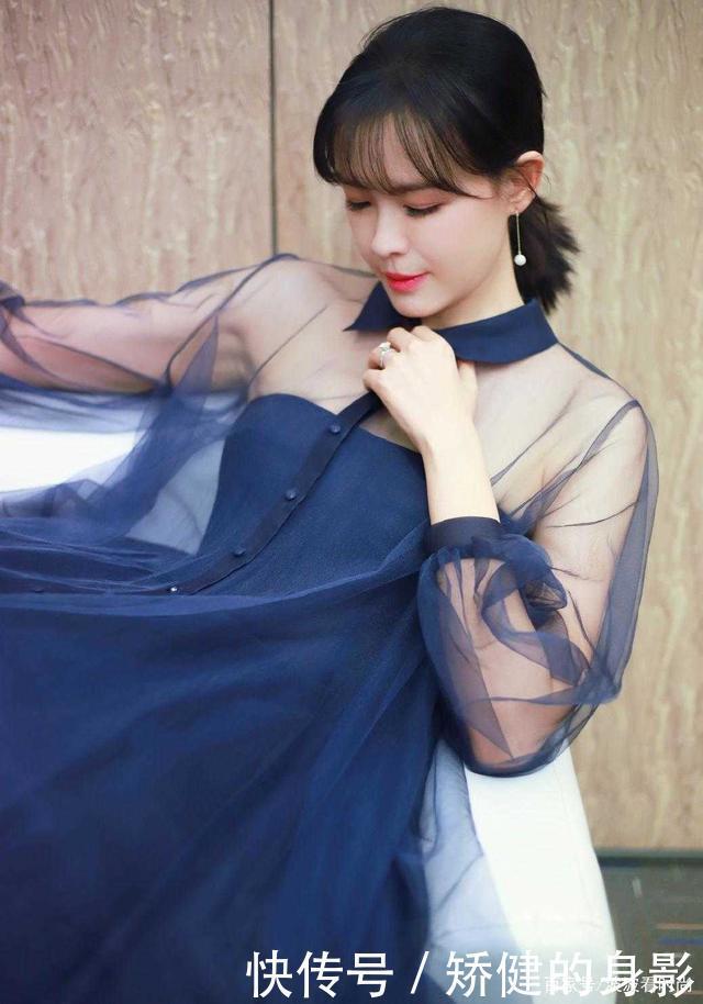 李艾状态太好了吧穿宝蓝色连衣裙浪漫优雅，美得像童话里的公主