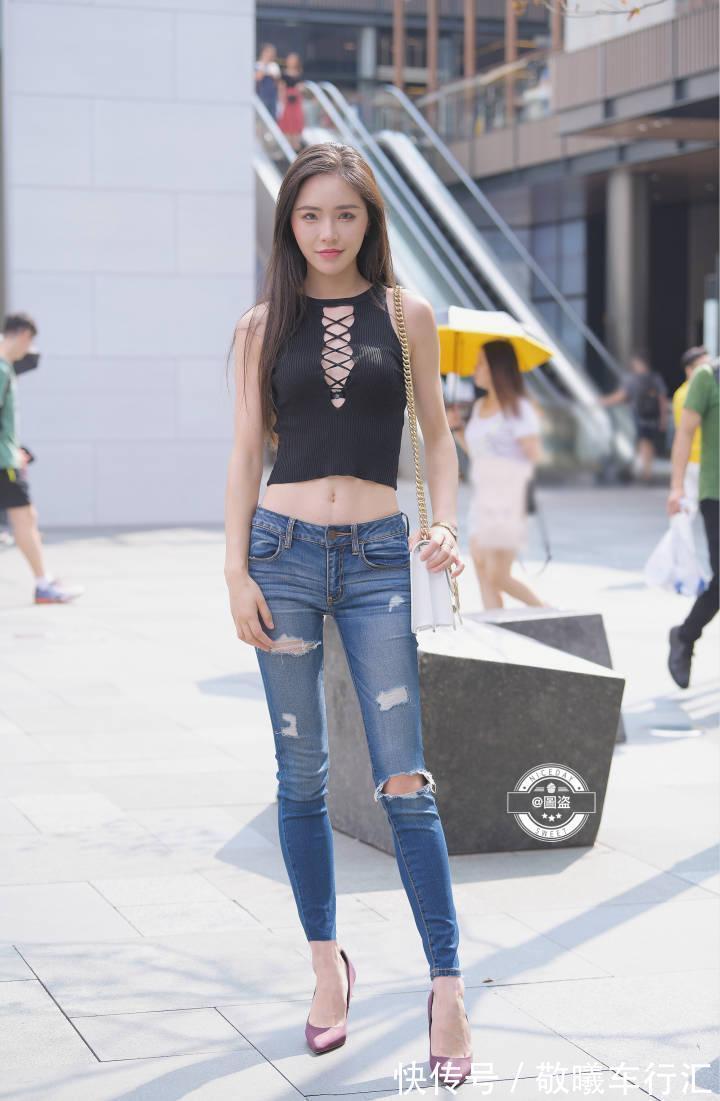 裙子 黑色背心搭配修身牛仔裤,让小姐姐看起来更简洁大气
