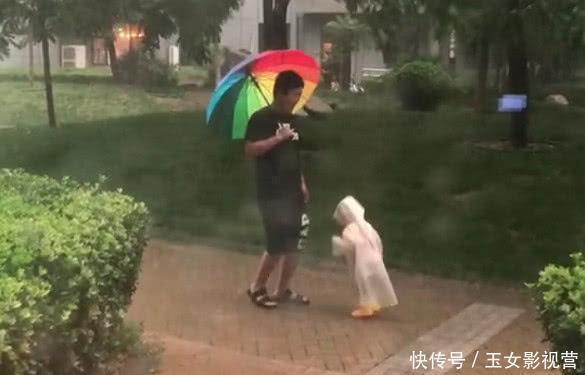 大雨|“不省心奶爸”带娃一起淋雨火了,奶奶拎着扫把还有3秒到达现场