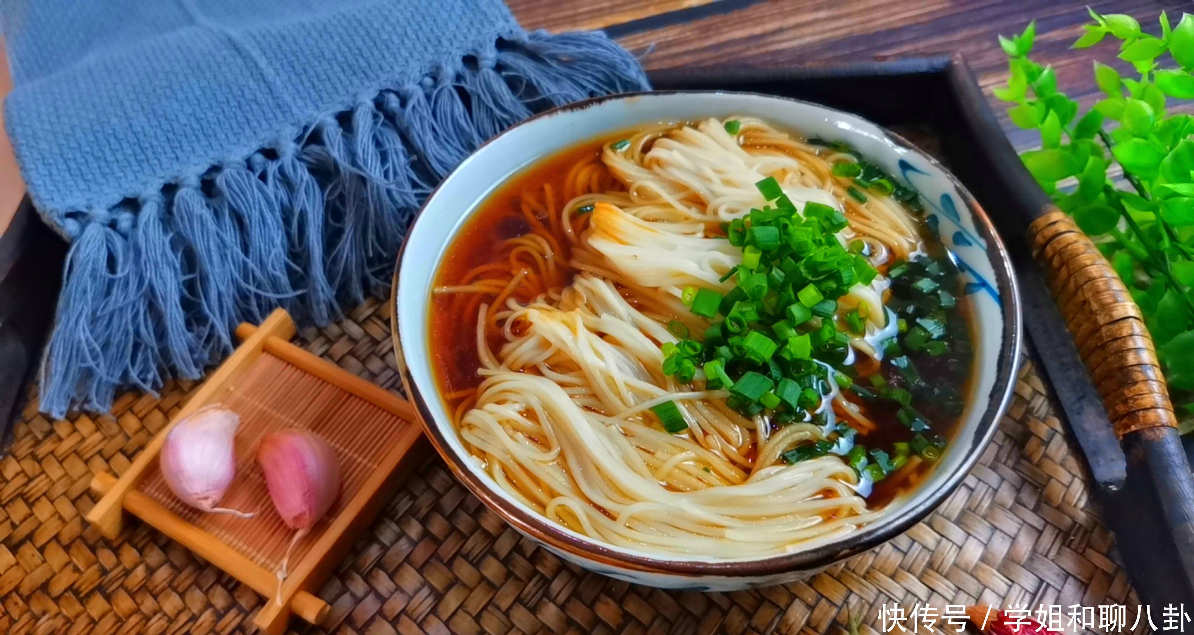 煮面条最忌水开下锅，面馆老师傅教你小窍门，2步煮出爽滑又筋道