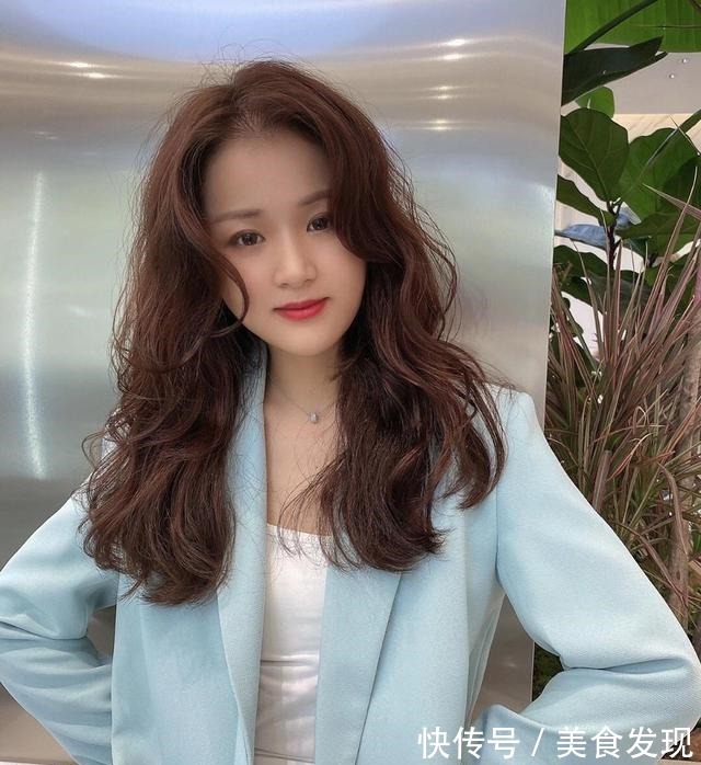 洋气 今冬流行烫满头发型20多款,时尚还保暖,烫完真洋气!
