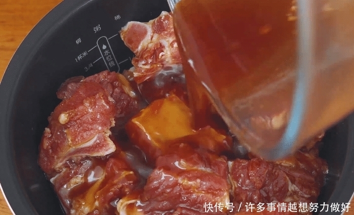 烹饪|在家教你用电饭煲焖排骨,烹饪简单,鲜酸味美,孩子特爱吃的菜肴