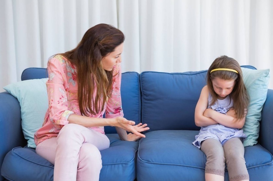 女儿在小区撒泼打滚,父女原地对峙俩小时,网友:真是谁也不服谁