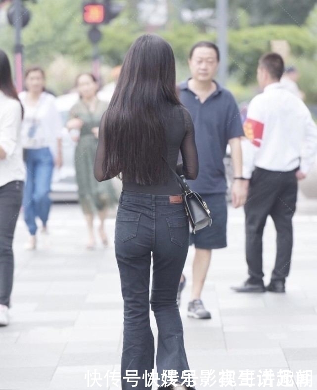 大长腿|紧身纱网上衣塞进喇叭裤突显大长腿,横跨包包让穿搭更为“精致”