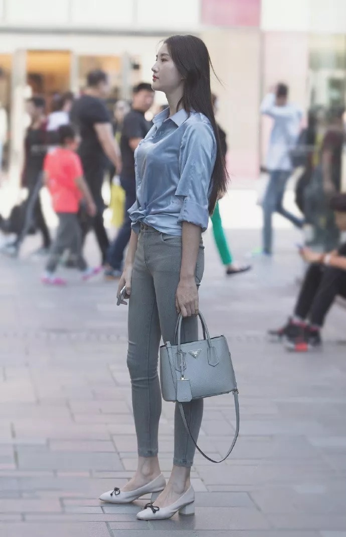 女生搭配高跟鞋出街，时尚中带着浪漫的气息