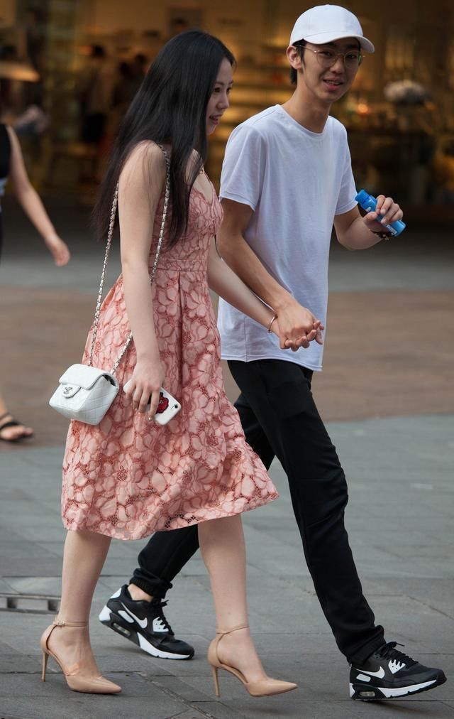 和男友|街拍女朋友身材好又漂亮,这样带出去男生应该超有面子吧