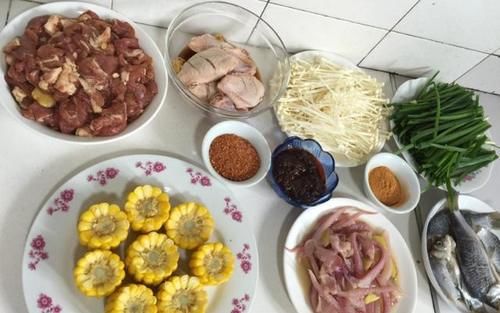 做烧烤时,其中腌制配方是关键,这样不管是烤啥都非常好吃