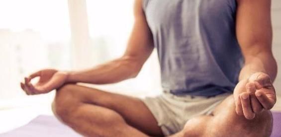 男人雄性激素分泌旺盛，身体常有此3项特征，看