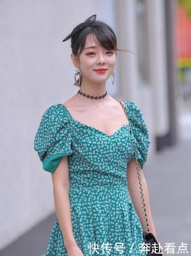 公主|街拍: 公主裙搭配高跟鞋, 透露出迷人气息