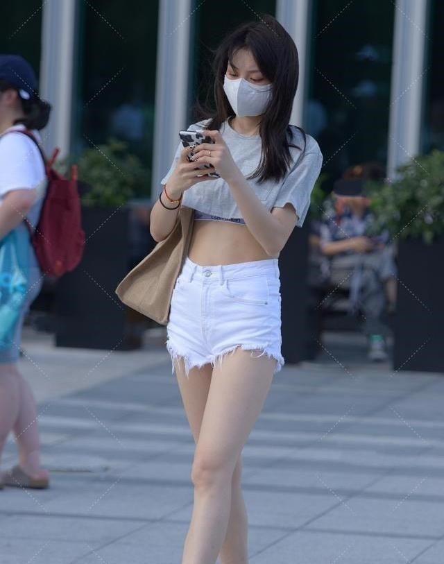 毛边 超短衫配小仙女风毛边裤,俏皮可爱,充满活力!