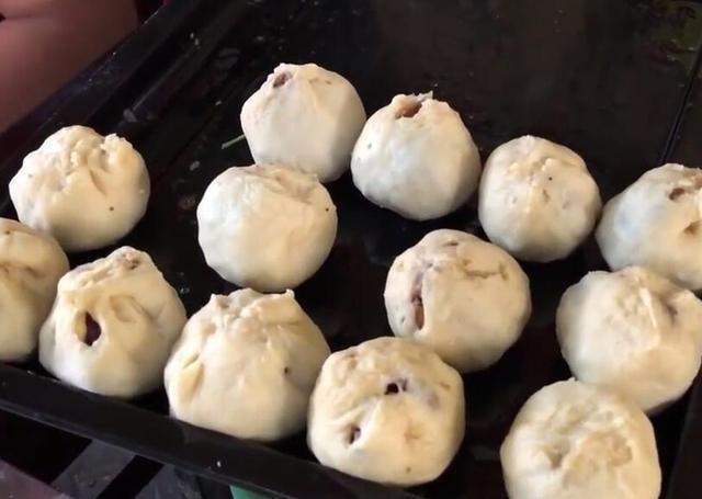 包子|大婶路边卖这“独特包子”，5块钱一个，掰开包子后顾客抢着买！