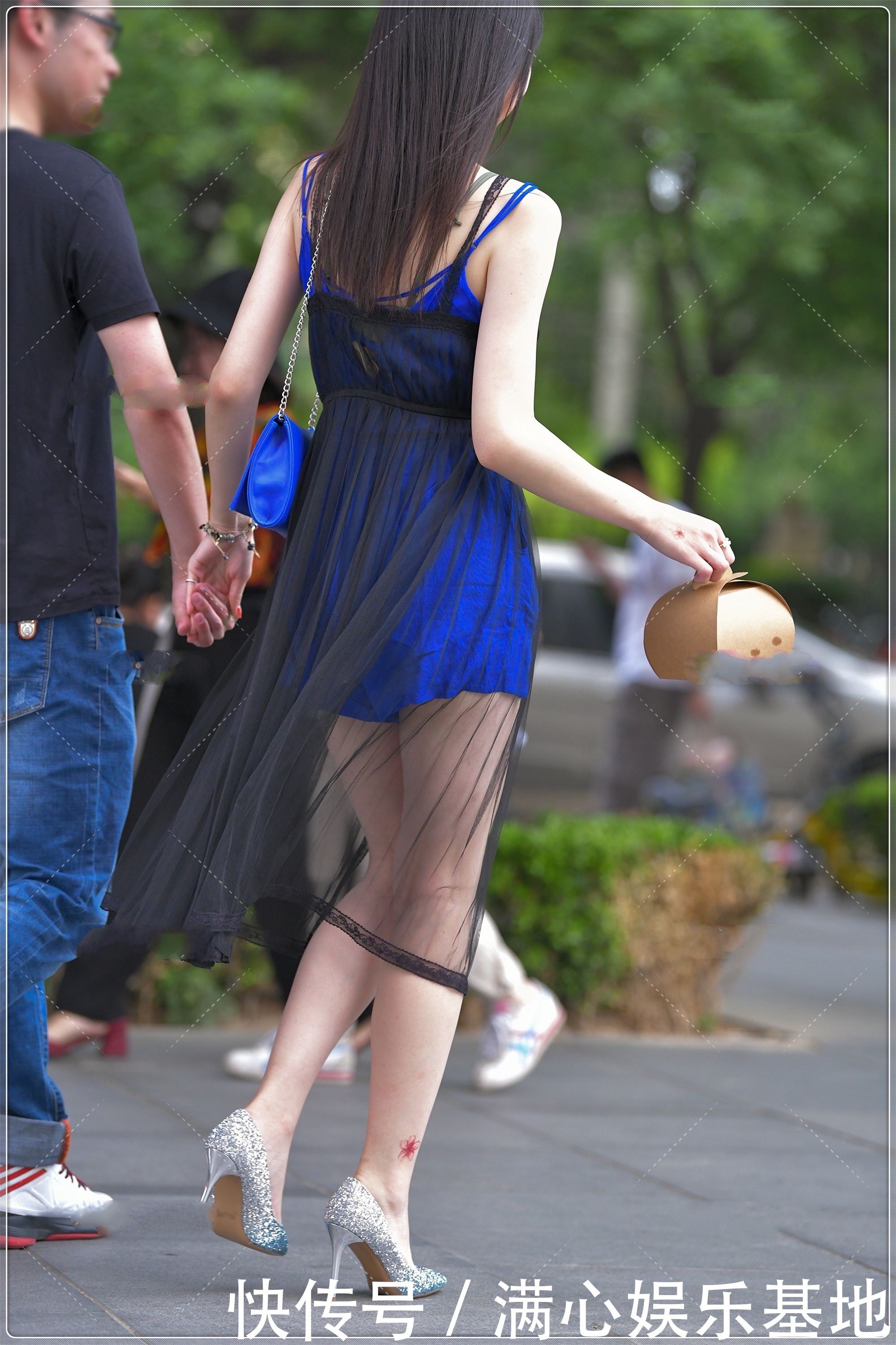 宝石蓝连衣裙外搭黑色网纱,配色新颖,魅力十足