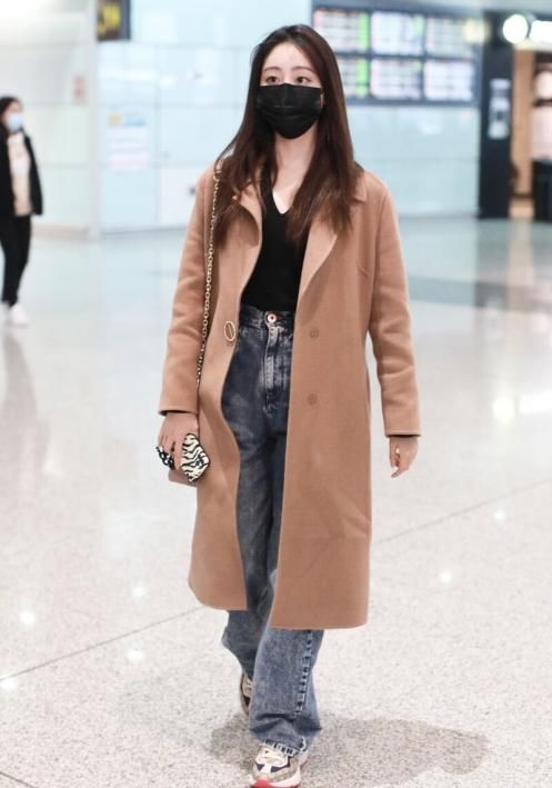 上班不知道穿什么？大衣搭配运动鞋时髦又好看，难怪刘雯也在穿