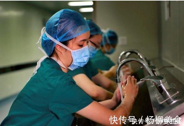 双胞胎|产妇生下双胞胎，护士向家属道喜却被医院辞退，只怪多说了一句话