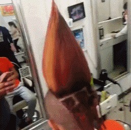 |搞笑GIF：都这时候了还看什么看 赶紧来救我啊，真装不下去了