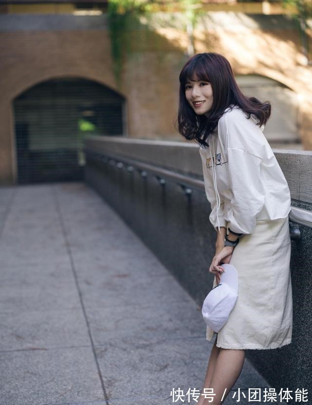 身穿白色 小姐姐身穿白色的帽衫卫衣,搭配牛仔半身裙,俏皮又时尚!