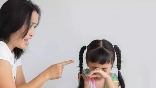 这些性|女儿偷偷“夹腿”,被妈妈无意发现,妈妈的做法决定了女儿的人生