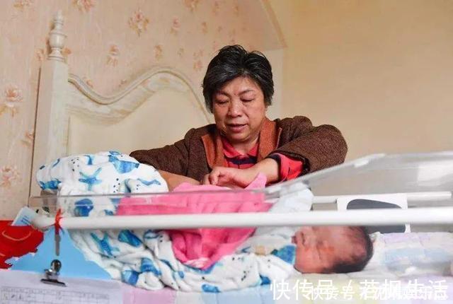 哥哥|送小20岁妹妹去幼儿园,哥哥出门前努力扮嫩生怕被当成她爸