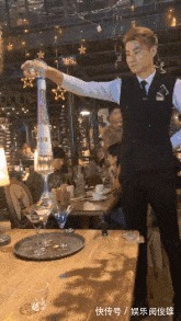 |搞笑GIF趣图:老爷子成功的把榴莲吃出了芥末的味道!