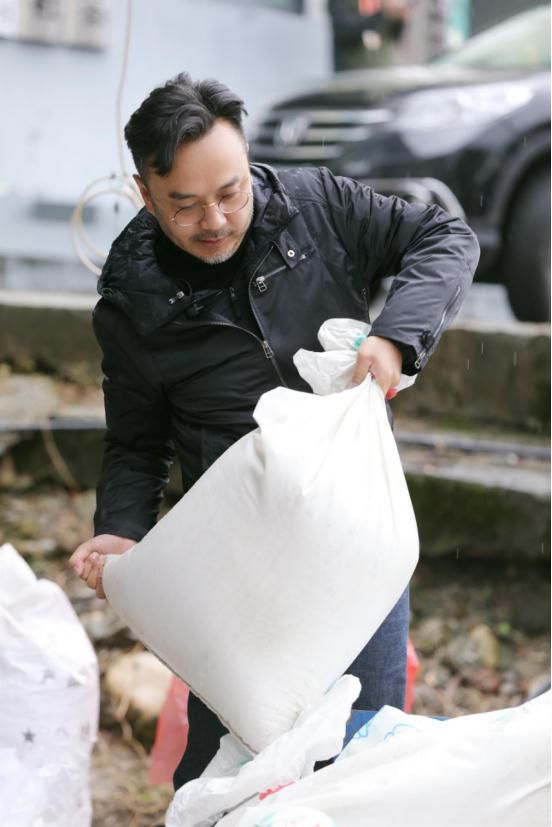 張繼科幫阿婆賣米，這個(gè)舉動亮了