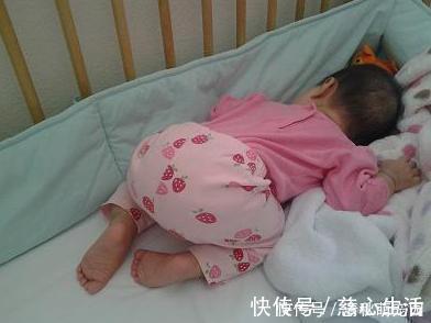 家长|孩子喜欢“跪着”睡觉，该不该纠正？医生：很多家长都错了