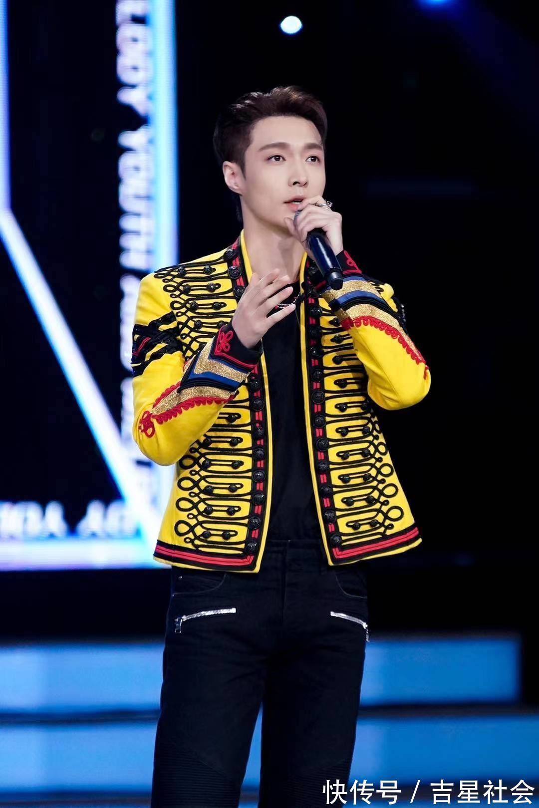 张艺兴带领染色体制作团队 携原创舞台助力六大家族