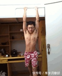 |搞笑GIF:俺有一个室友也是这样上床,结果床沿断了!