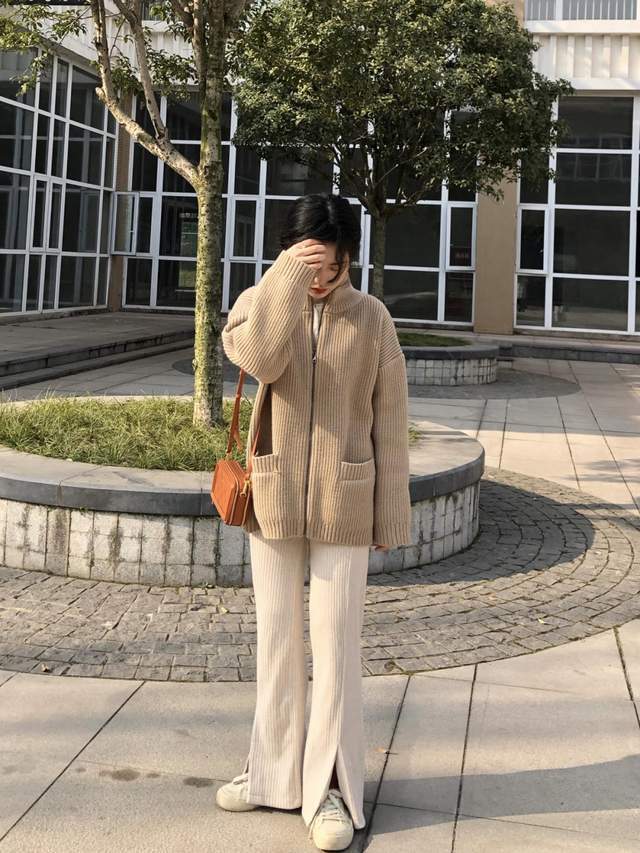 毛衣 秋季,牛仔裤怎么穿才好看?泡泡袖衬衫+阔腿牛仔裤,复古洋气