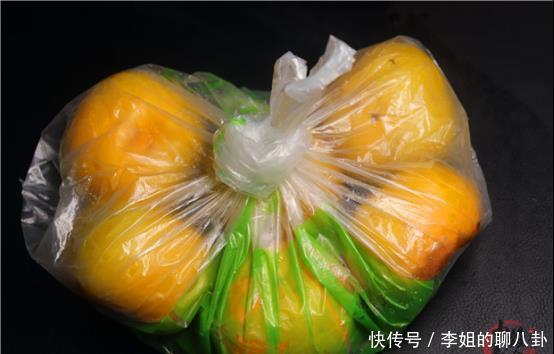 简单|才发现,柿子去苦涩这么简单,一把大米就轻松搞定,省事又实用!
