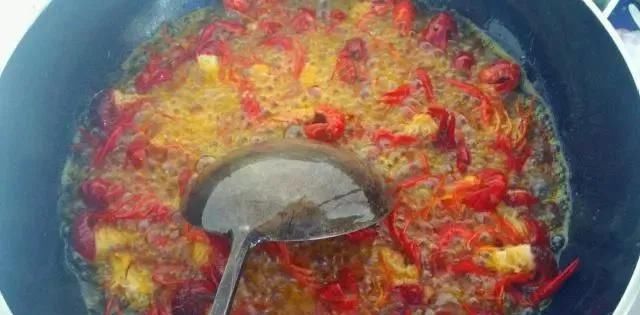  松散|做小龙虾时，直接煸炒可不对，先做这一步，肉质鲜嫩不松散