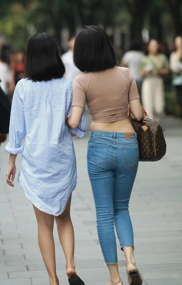美的 年轻女生就是会穿,露脐衫配牛仔裤,轻松穿出小蛮腰,靓丽又清爽