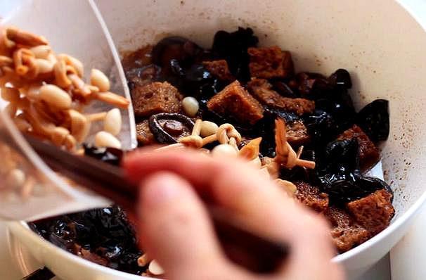 本帮菜中的经典菜,做法却很简单,4种食材加烤麸,比肉还香