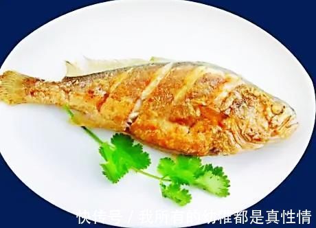 大厨|煎鱼时，很多人都煎不好，大厨教你3个煎鱼技巧，鱼不粘锅也不破皮