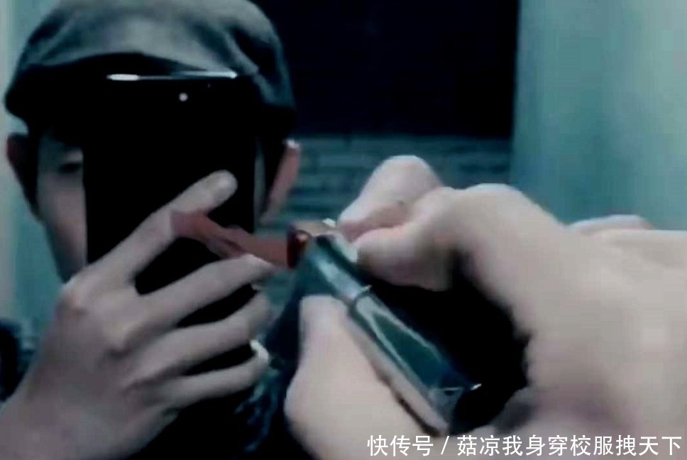 闪光灯$美术生把口红涂在镜子上,没想到打开闪光灯后,网友:真是厉害