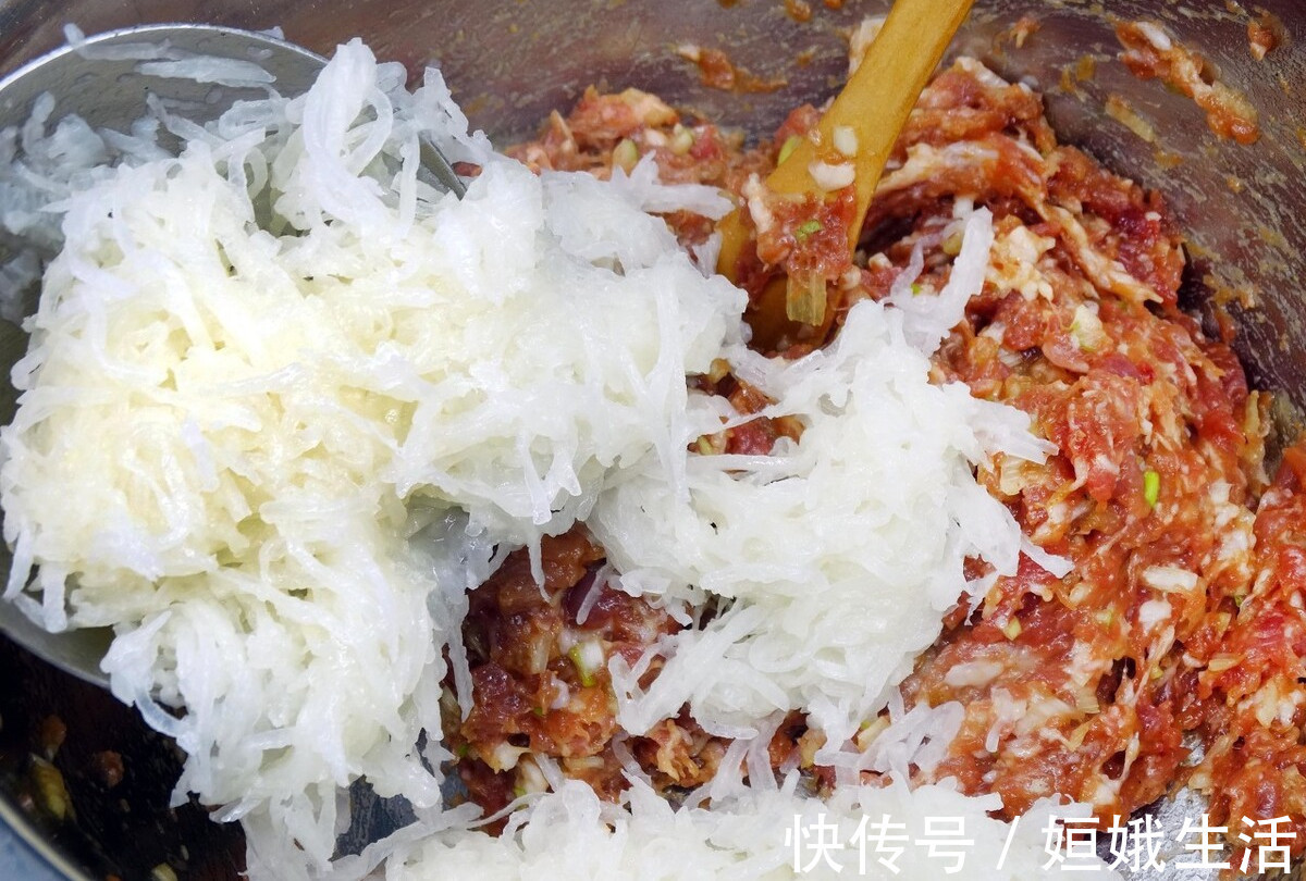 食盐|秋天多吃萝卜,教你好吃的萝卜馅饺子做法,鲜香美味又营养