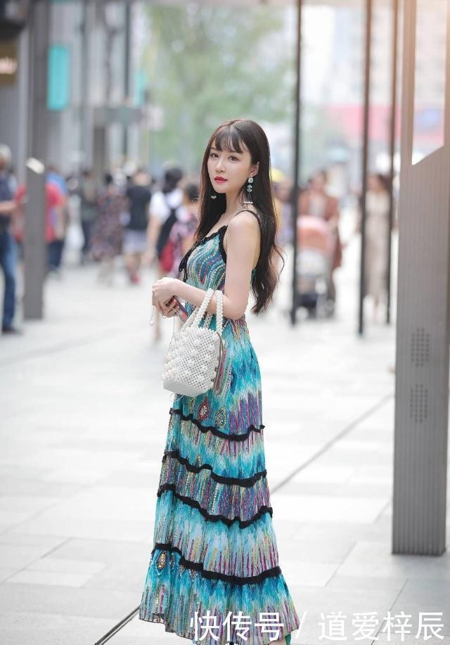 街拍拥有女神气质的小姐姐，身姿丰腴清爽怡人