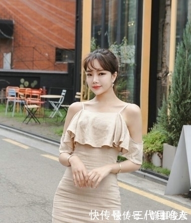 吊带裙|街拍:马尾小姐姐肉色吊带裙率性自在,美艳动人十分性感