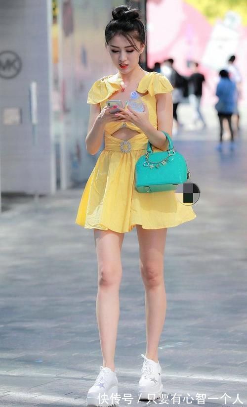 女人味 黄色连衣裙搭配小白鞋,展现出你的修长大长腿,青春靓丽