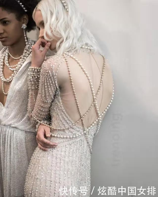 泰国“甄嬛”摊牌了!换新发型后穿衣变大胆,逛街试披肩一脸得意