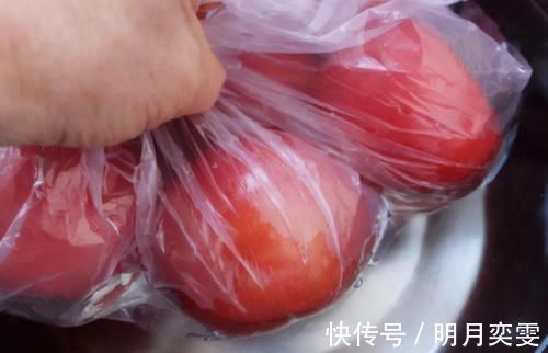 西红柿塞冰箱容易软烂,学会这招,放多久都行,买多了也不用担心