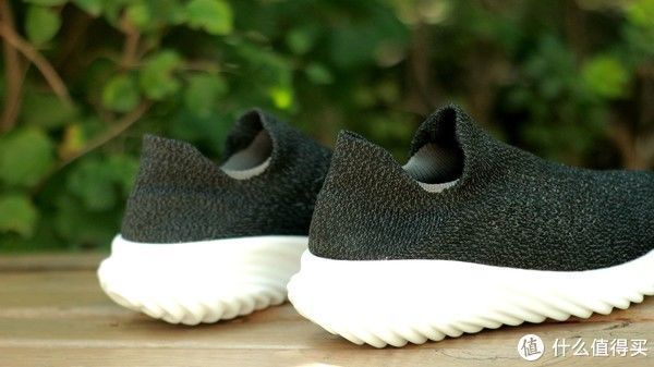 鞋底 比起踩屎感,我更喜欢袜套式,一双鞋才十几元却给你快乐脚感