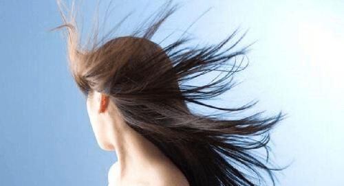 头发,越洗越油,越洗越少?坚持“3不要吃5物”,头发回到年轻时