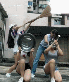 |搞笑GIF:第一次见发传单还能这么诚恳的,不接受都不忍心啊!