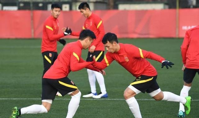 球迷|早上5点!中国足球传来喜讯:李霄鹏做出正确决定,球迷纷纷点赞