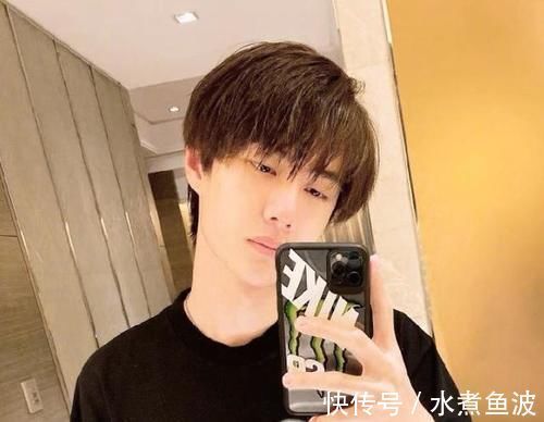 这就是爱|王一博节目晒出自己家，客厅简单摆放个桌子，就变成他的厨房了