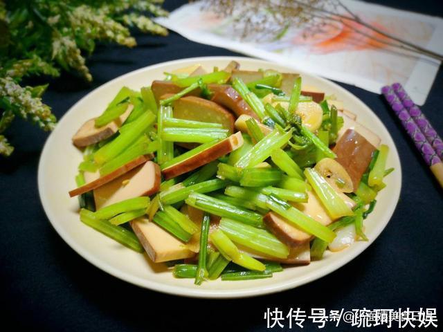 芹菜|芹菜和这菜是“黄金搭档”,营养和口感比豆腐干还好,孩子特爱吃