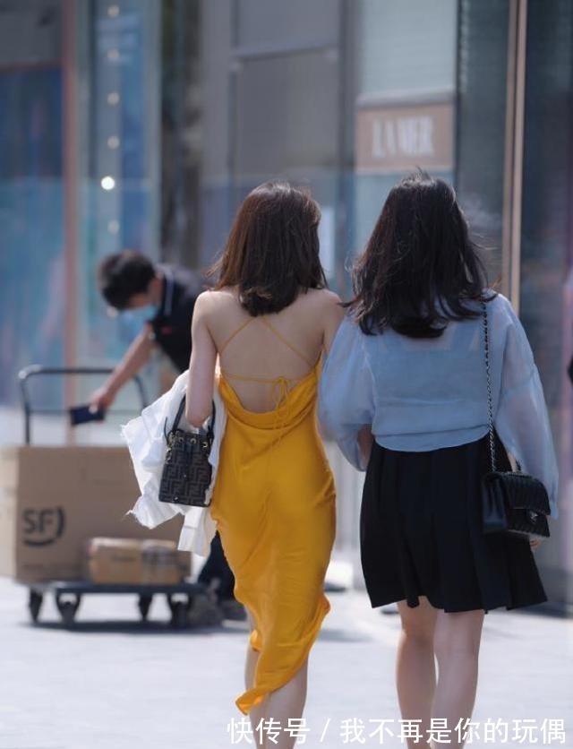 知性|亮黄色绸缎连衣裙外搭白色外套，温柔知性，从容优雅