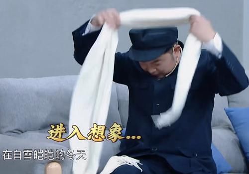 王牌沙溢贾玲演小品时,谁注意华晨宇跟关晓彤在干啥关系真好